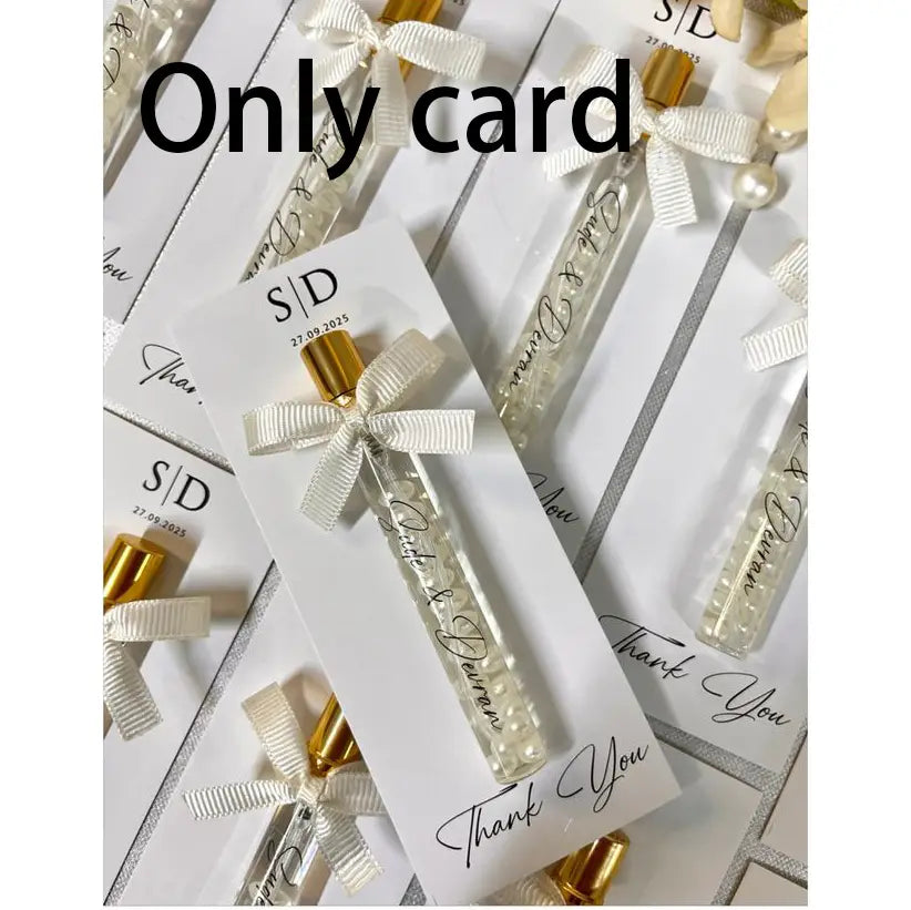 flacon de parfum de mariage personnalisé élégant en verre transparent, avec capuchon doré et nœud en ruban blanc, personnalisé avec une écriture cursive pour une faveur en carte cadeau de parfum de mariage