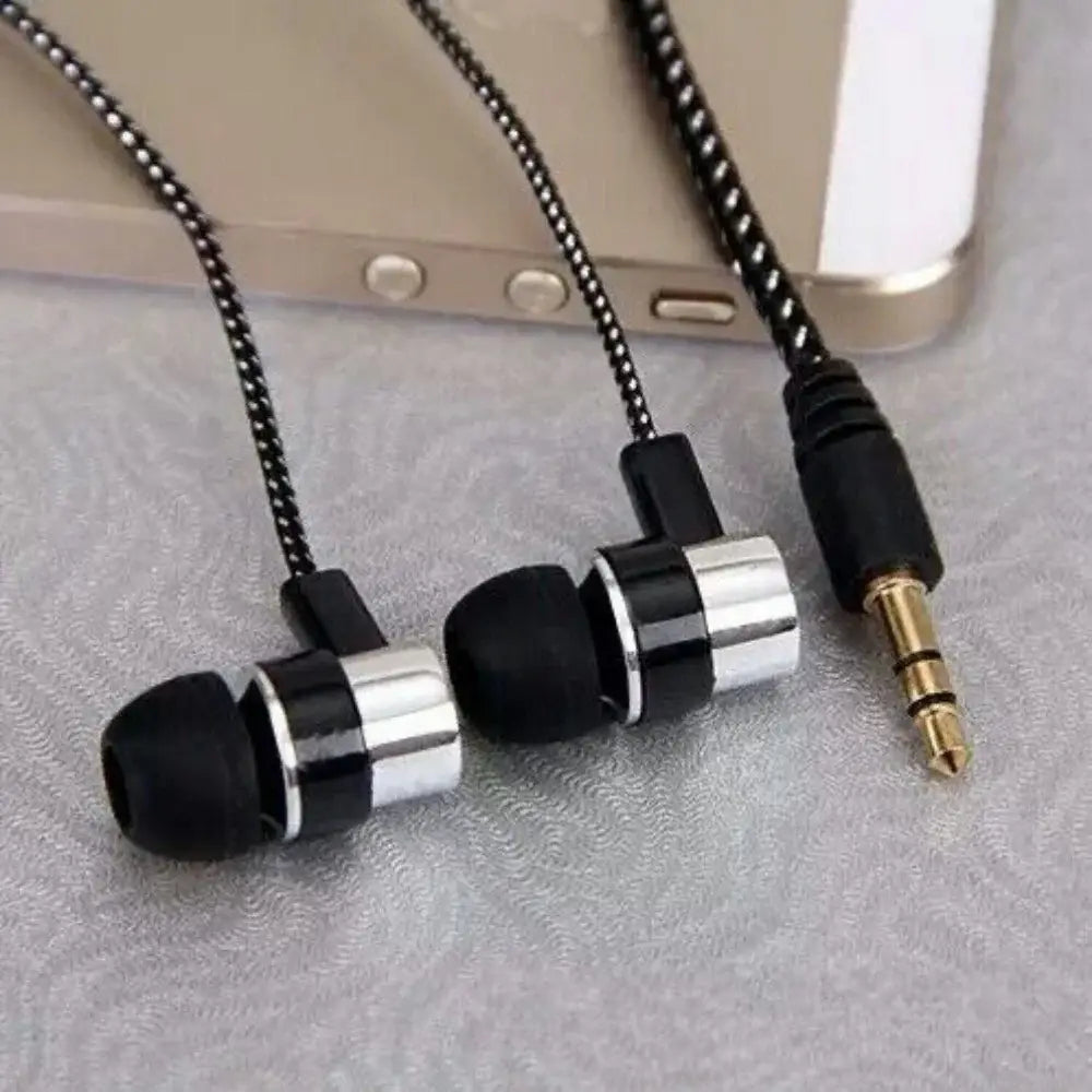 Écouteurs intra-auriculaires filaires stéréo pour basses, noirs et argentés, avec câble tressé, conçus pour des performances audio améliorées.