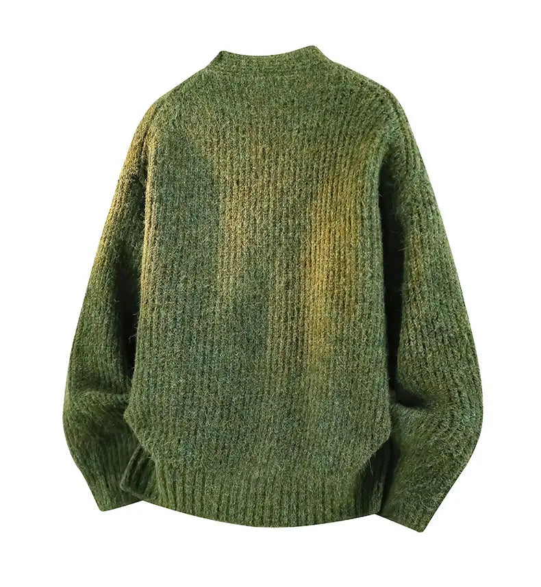 Der Herren-V-Ausschnitt-Strickcardigan ist von hinten abgebildet und zeigt einen olivgrünen gerippten Strick mit einem dezenten Verlauf, der zu Senfgelb ausläuft.