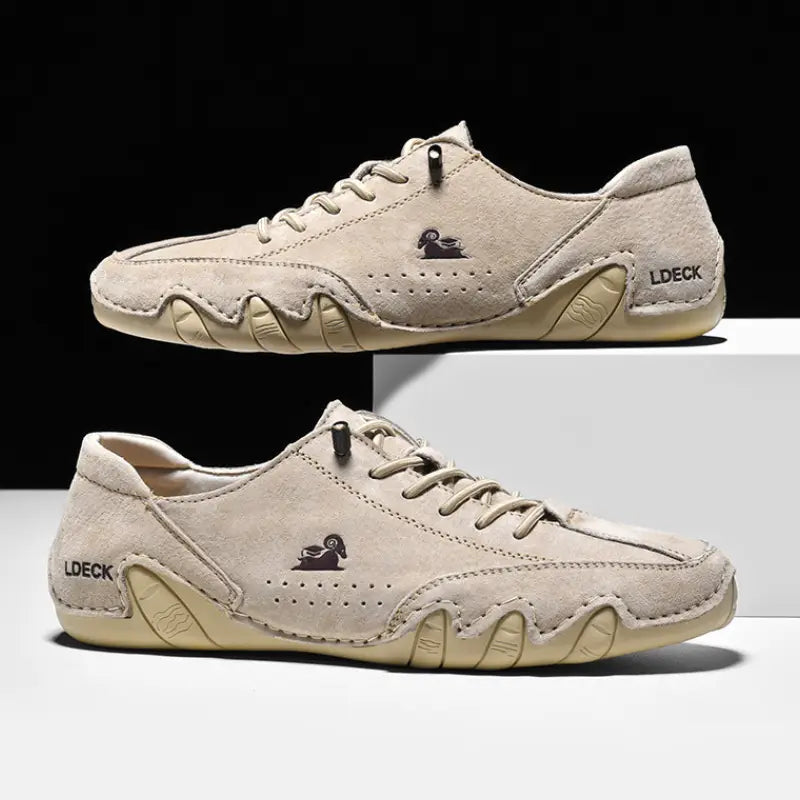 baskets décontractées en daim gris pour homme, dotées d’un laçage en daim beige avec semelle en caoutchouc texturée et d’un marquage discret.