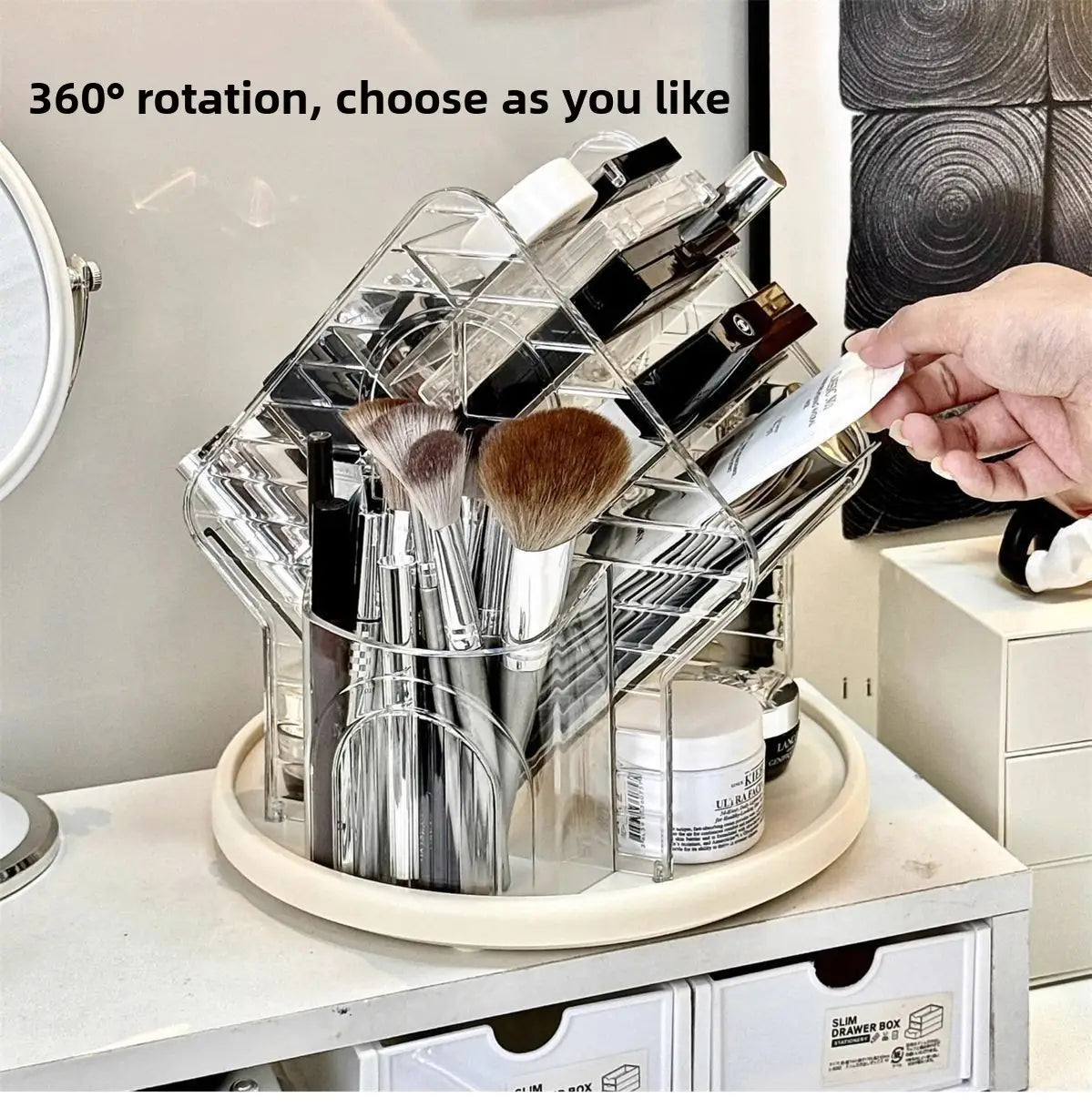 Organisateur de maquillage en acrylique transparent rotatif, doté d’une base rotative et de plusieurs compartiments permettant de ranger des pinceaux, des flacons et des cosmétiques.