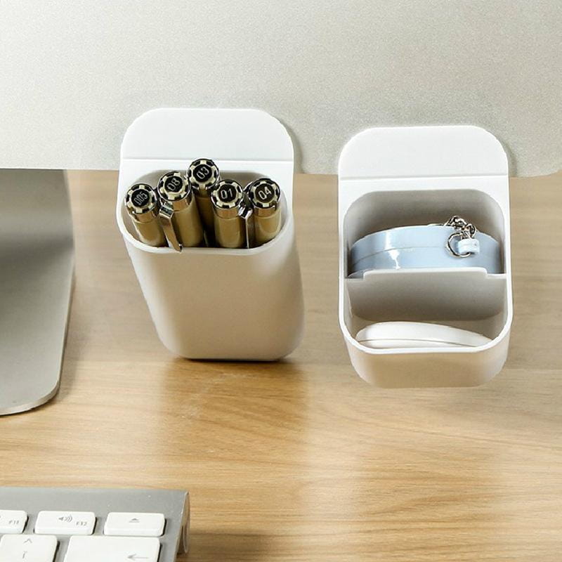weiße, an der Wand montierte Schreibtisch-Organizer-Aufbewahrungsbox mit Stauraum für goldveredelte Stifte und einen hellblauen Schlüsselanhänger mit weißen Artikeln zur Organisation im Büro