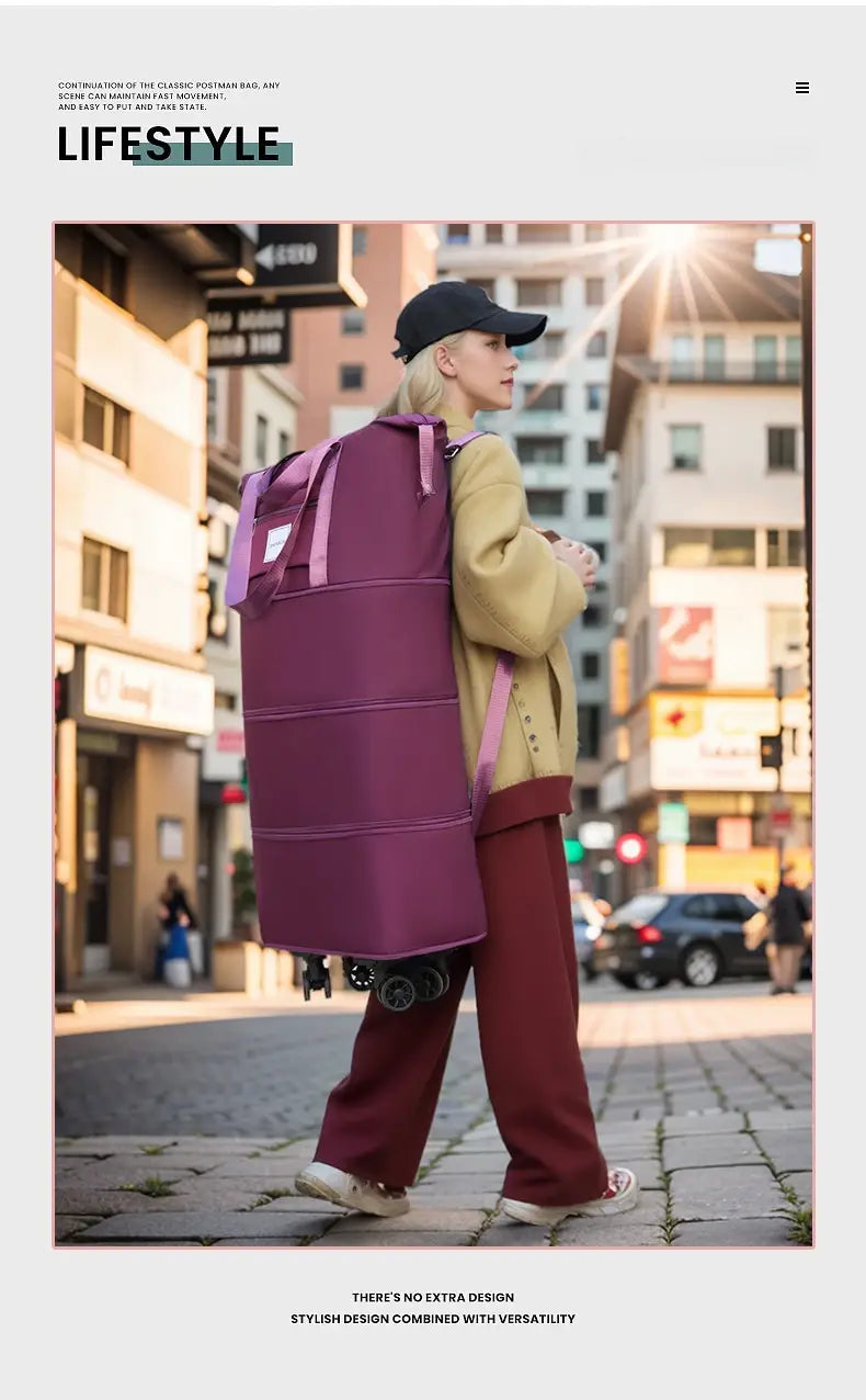 Un sac duffel roulant en tissu violet à grande capacité avec des sangles réglables, conçu pour un usage en voyage.