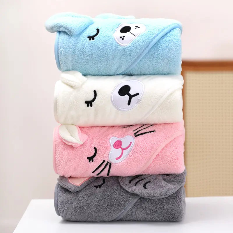 Juego de cuatro toallas de baño para bebé con capucha suaves y esponjosas en azul claro, crema, rosa y gris, con caritas de animales bordadas, hechas de algodón suave, para envolver al bebé.