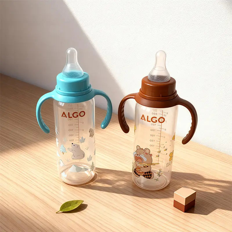 青色と茶色の取っ手付き「algo」ベビー用哺乳瓶240ml。透明なボトルに、かわいい動物のイラストをあしらっています。