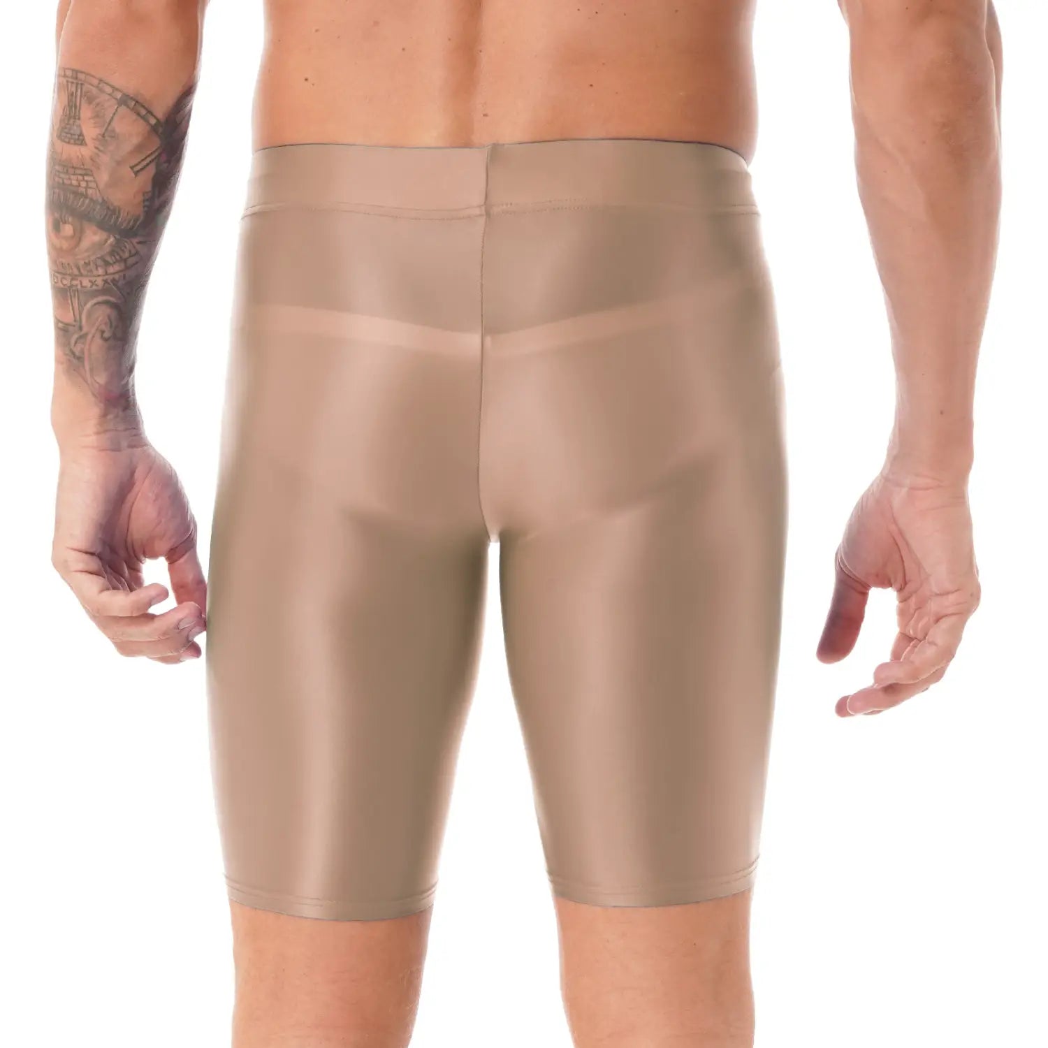 Shorts deportivos beige ajustados y brillantes, confeccionados con material elástico liso, combinados con una camiseta de compresión para hombre de manga larga y acabado brillante