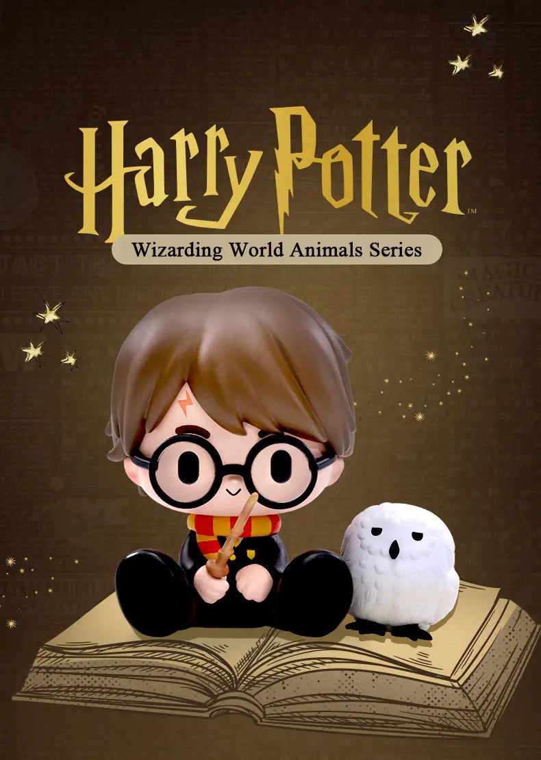 Figura tipo chibi de Harry Potter en una caja ciega de Pop Mart, con cabello castaño, gafas redondas, bufanda rojo y dorado, sentado sobre un libro abierto junto a un búho blanco, como producto real de la colección del mundo mágico.