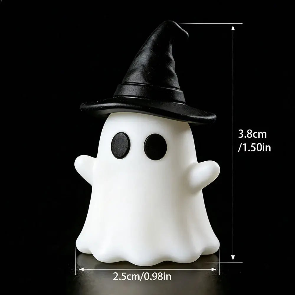 Weiße Geisterfigur aus leuchtendem Material, die einen schwarzen Hexenhut für die Halloween-Desktop-Dekoration trägt.