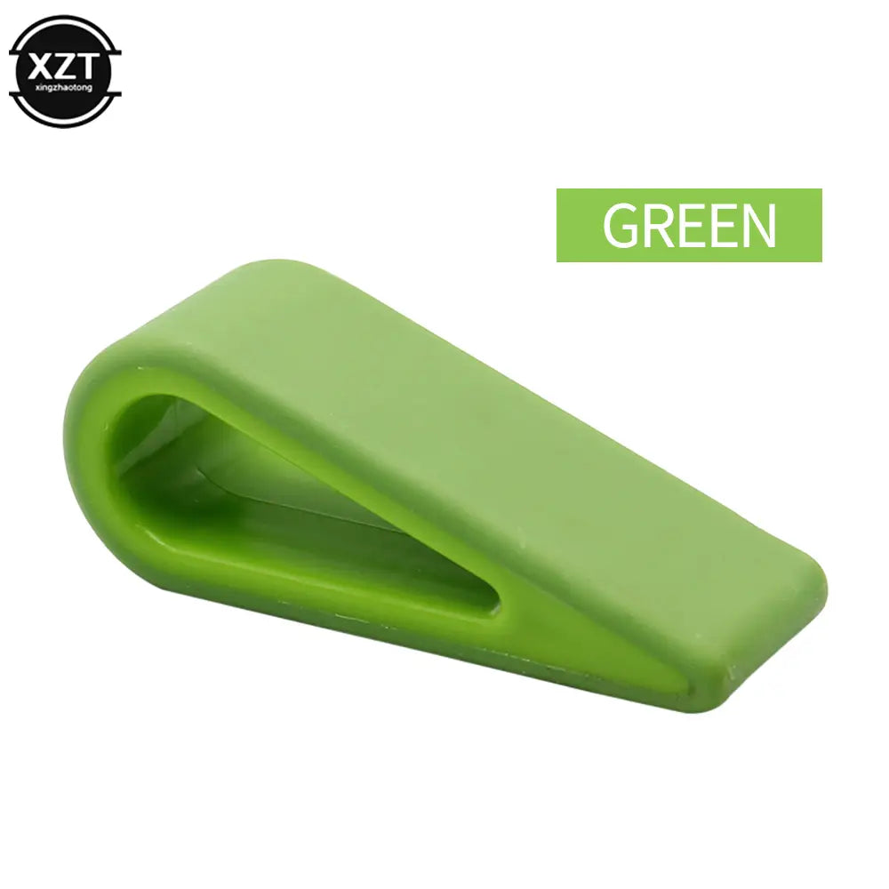 Un tope de puerta ergonómico de silicona verde sólido, elegante y liso, con un diseño ligeramente curvado para una base de enfriador ergonómico ajustable de soporte para laptop.