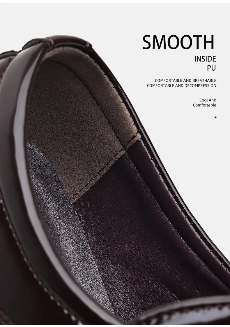 Interior del zapato de vestir de punta afilada de lujo para hombre en cuero PU negro liso con costuras cosidas y plantilla acolchada.