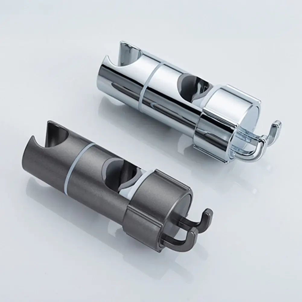 Verchromte, verstellbare Duschbrausenhalterung mit elegantem zylindrischem Design und integriertem Haken für eine sichere Befestigung der Duschbrause an Duschstangen.