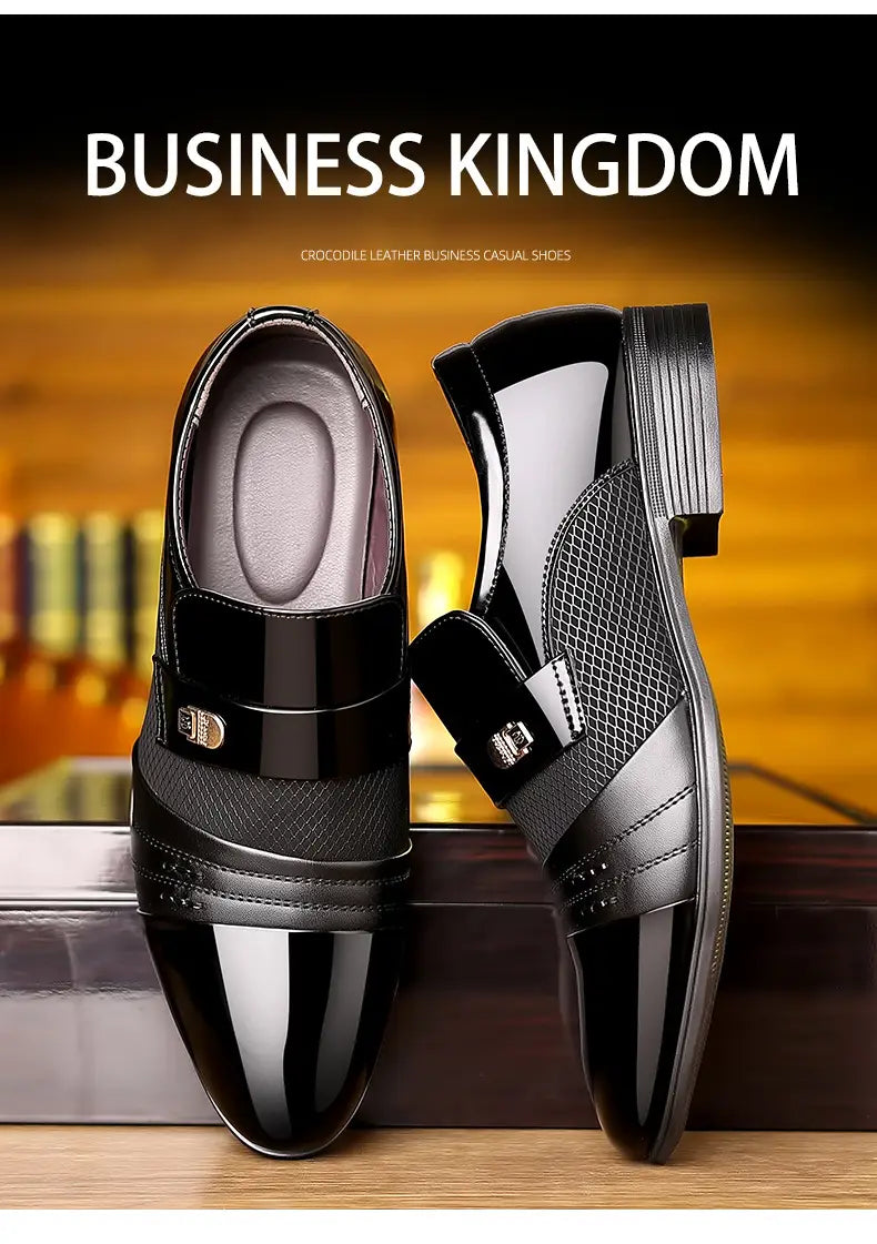 Zapatos de vestir de punta afilada de lujo para hombre en cuero cocodrilo negro con acabado brillante y paneles texturizados para uso empresarial y casual.