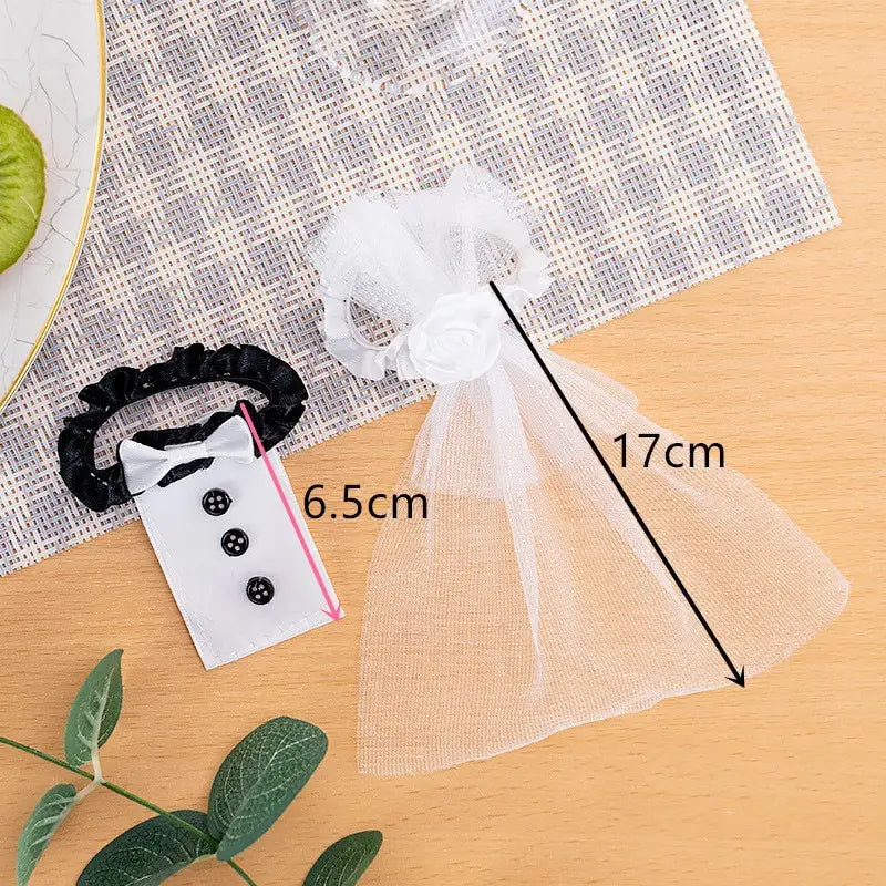 Bolsa de recuerdo de boda de tul blanco con un delicado adorno de rosa blanca en la parte superior, diseñada para el juego de cubiertas de copas de vino para la novia y el novio.