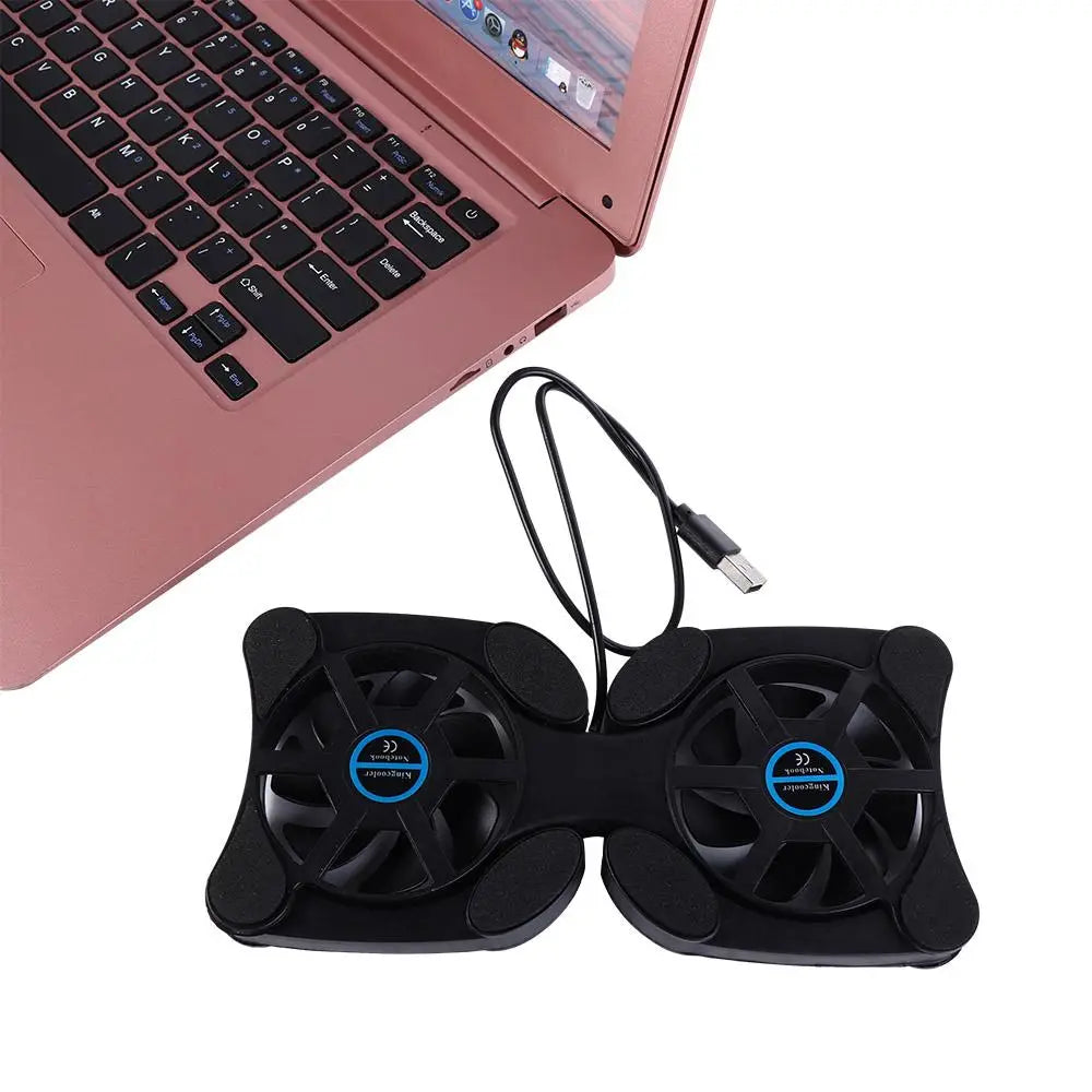 各ファンに青い円形ロゴを配したブラックのデュアルファン型ノートパソコン冷却パッドで、USBノートブッククーラーとして設計されています。