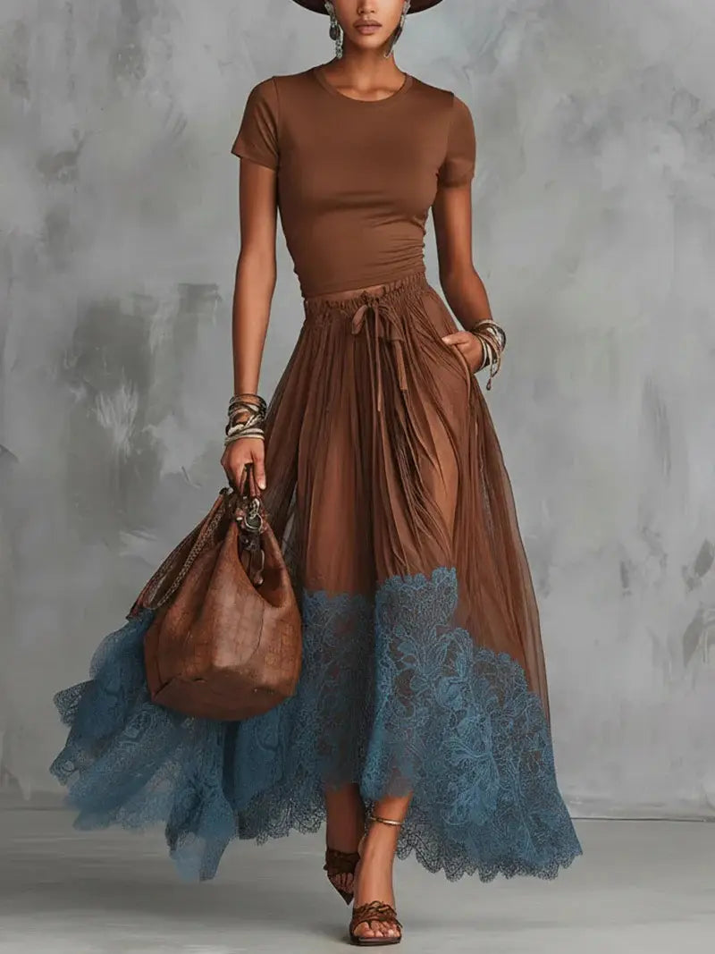 Ensemble deux pièces pour femme chic : robe longue maxi, couleur marron unie, comportant une jupe midi transparente marron avec une bordure en dentelle bleue à l’ourlet, assortie à un haut ajusté