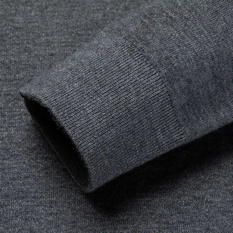 Herren-V-Ausschnitt-Strickpullover mit dunkelgrauem geripptem Ärmelbündchen aus weichem Material