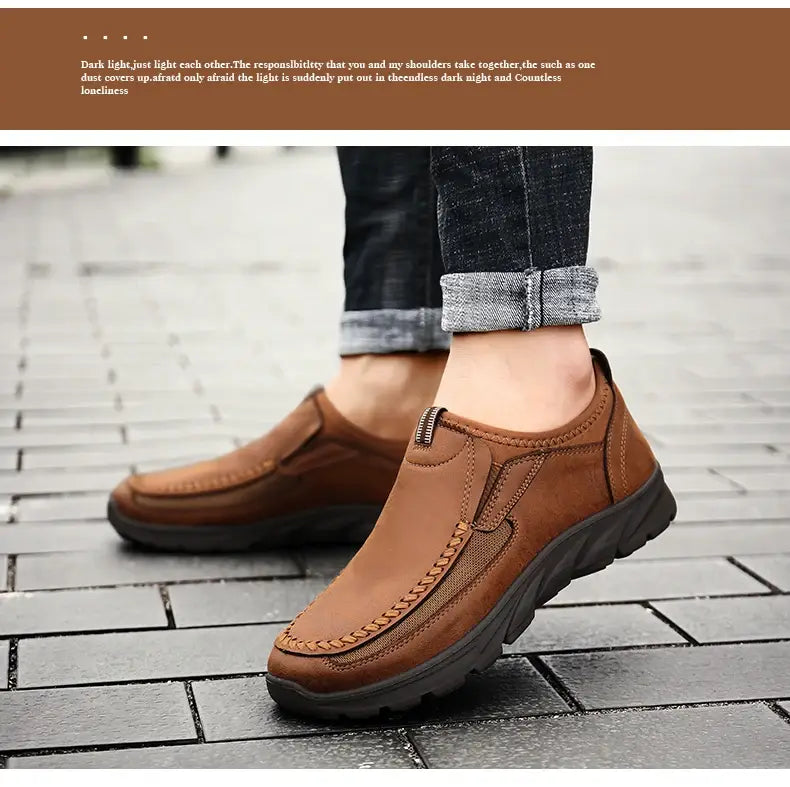 Mocassins homme décontractés en cuir à enfiler en marron, avec semelle en caoutchouc texturée et détails cousus pour un style soigné et un confort optimal