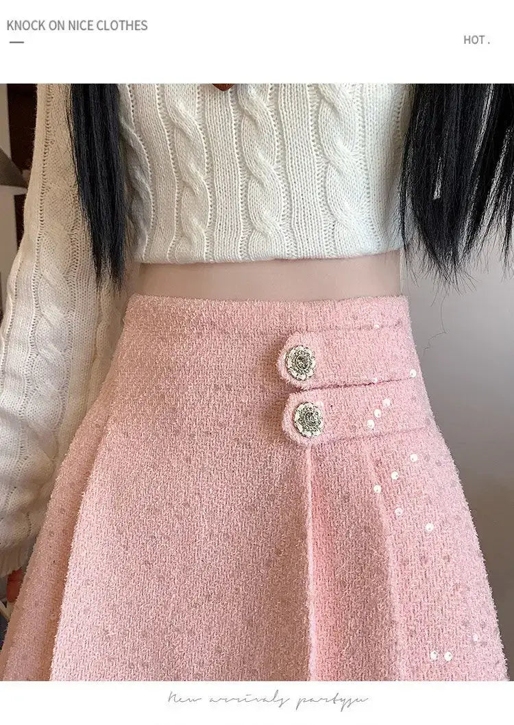 Rosa Bouclé-Falten-Minirock mit dekorativen silberfarbenen Knopfverschlüssen und dezenten Paillettenapplikationen.