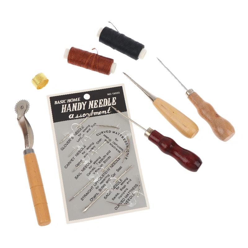 Trousse d’outils de couture en cuir pour travaux manuels DIY et réparations, contenant un assortiment d’aiguilles pratique pour la maison, avec des aiguilles à poignée en bois variées et des bobines de fil noir, brun et or.