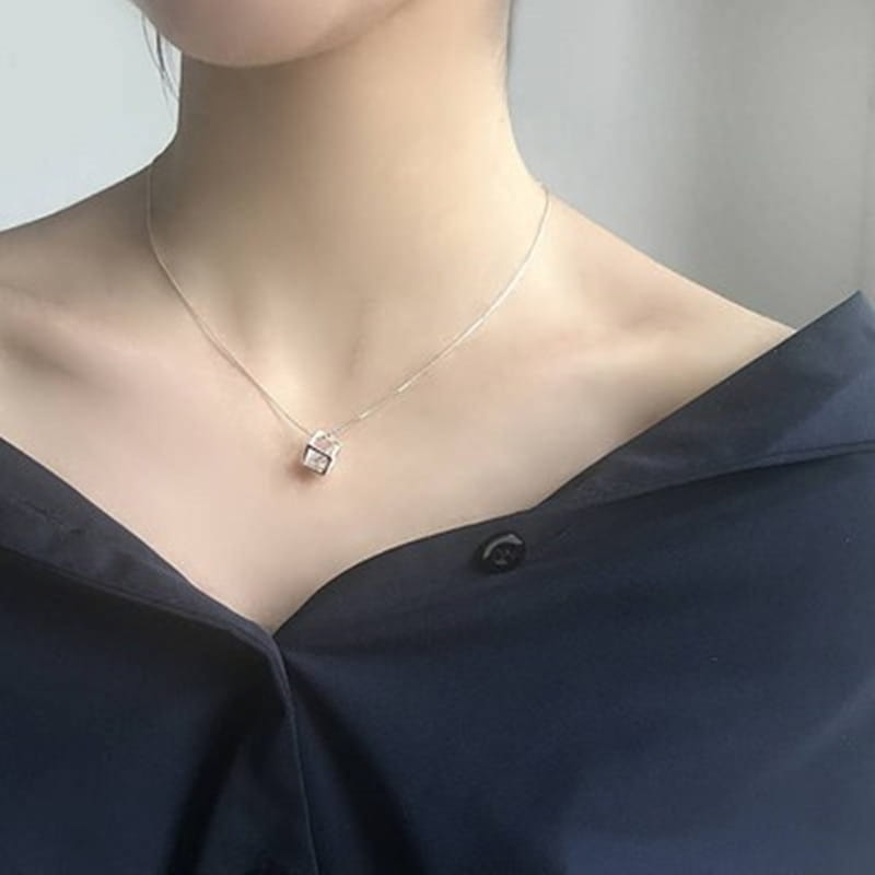 Collier délicat en argent, avec un petit pendentif carré orné de pierres scintillantes en zircone cubique, dans un collier pendentif en zircon carré en argent.