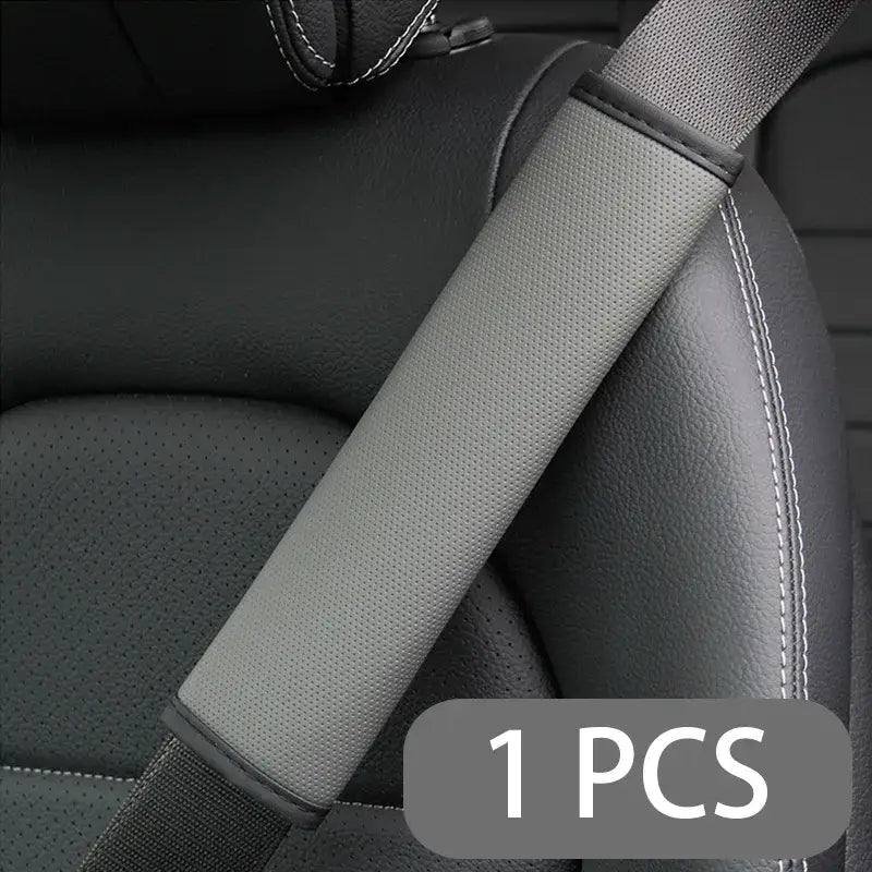 Cubierta del cinturón de seguridad para el hombro de tela texturizada gris vista desde el lado posterior, diseñada para la cubierta para el hombro del cinturón de seguridad de cuero sintético (pu) en negro y rojo.