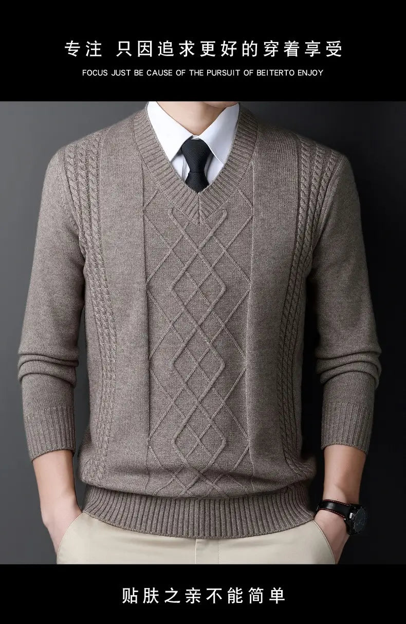 Herren-V-Ausschnitt-Strickpullover in Taupe mit aufwendigen Diamant- und Zopfmuster-Designs, entworfen für lässige Winterkleidung
