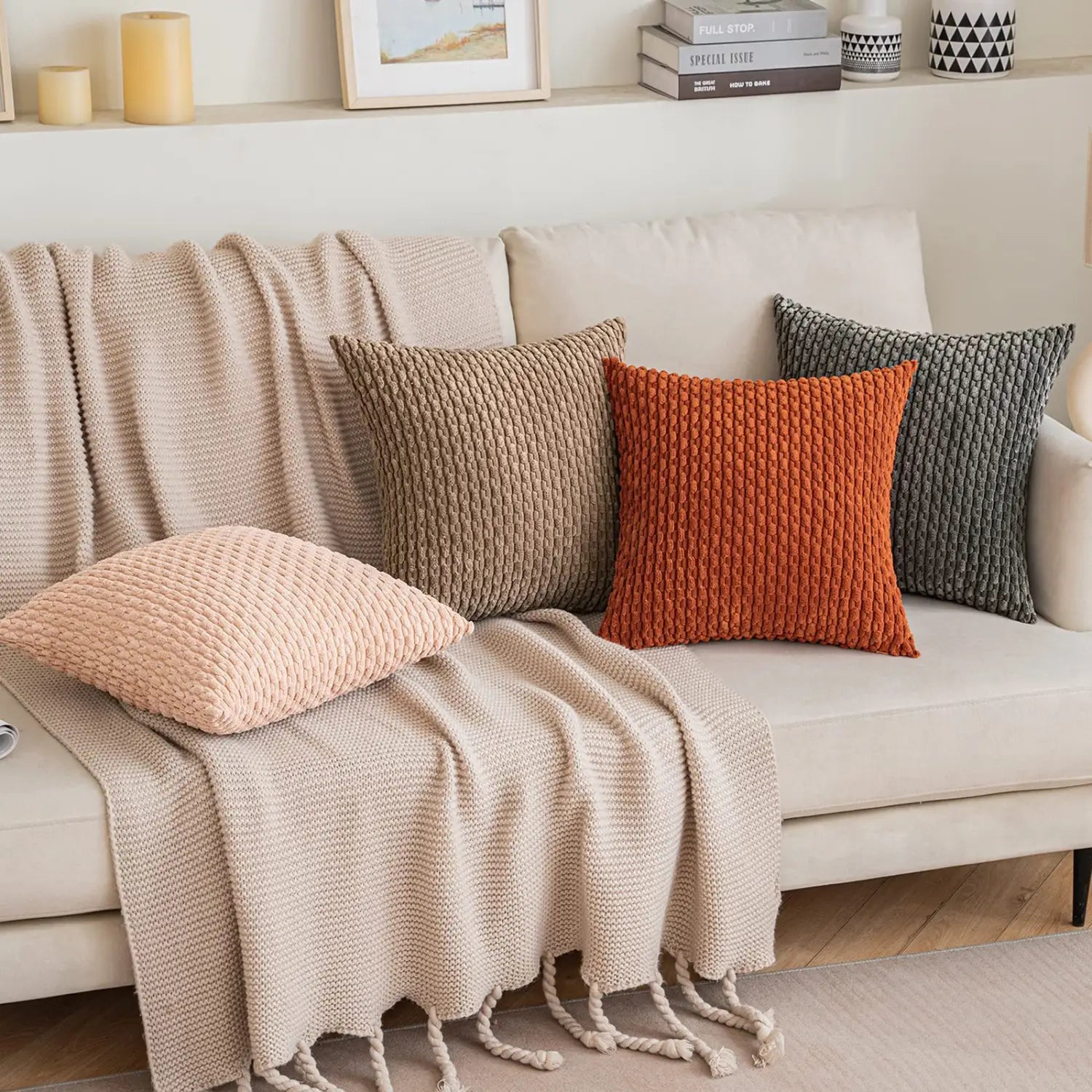 Set aus drei gestrickten Kissenbezügen in Creme, terrakottaorange und gedämpftem graugrün mit einem Design aus strukturiertem Cord-Kissenbezug für stilvolle Heimdekoration.