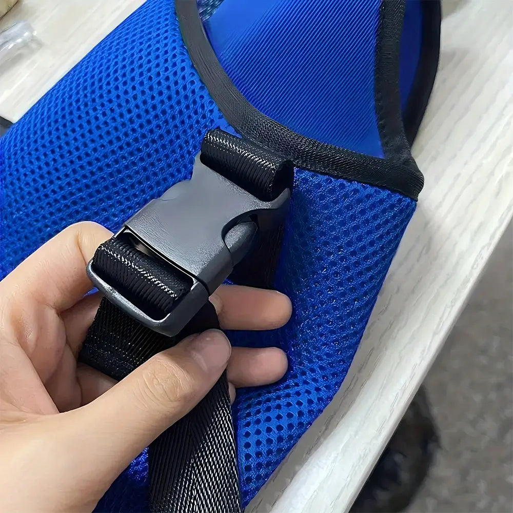 Hamaca de aseo para mascotas de malla azul con correa ajustable negra y hebilla de plástico gris, diseñada como un ayudante para el recorte de uñas.