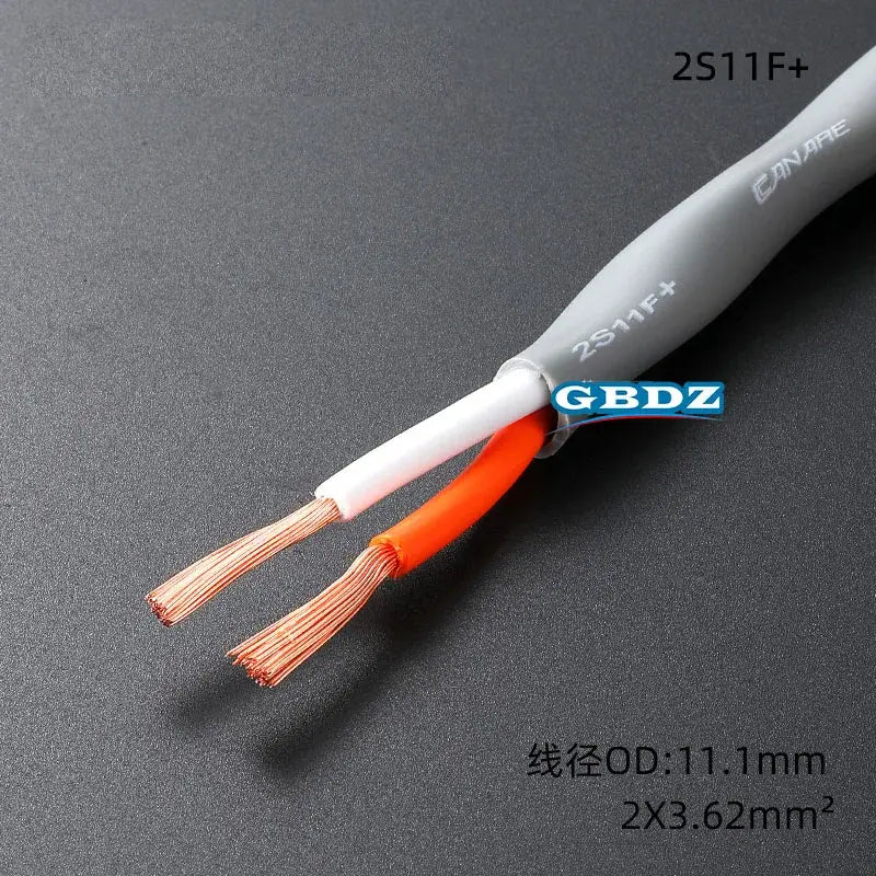 白色およびオレンジ色の2本の露出銅ストランドを備える、酸素不使用銅線の4コアグレー絶縁スピーカーケーブルです。