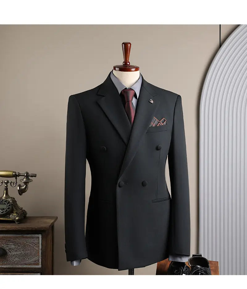 Veste de costume d’affaires pour homme noire à double boutonnage, avec léger brillant, deux rangées de boutons et pochette de poitrine assortie, pour les occasions d’affaires en mode masculine et de soirées décontractées.