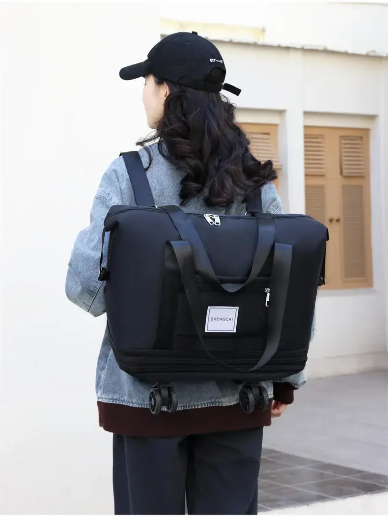 Un sac duffel roulant noir à grande capacité : poignées robustes et design compact élégant pour un usage en voyage