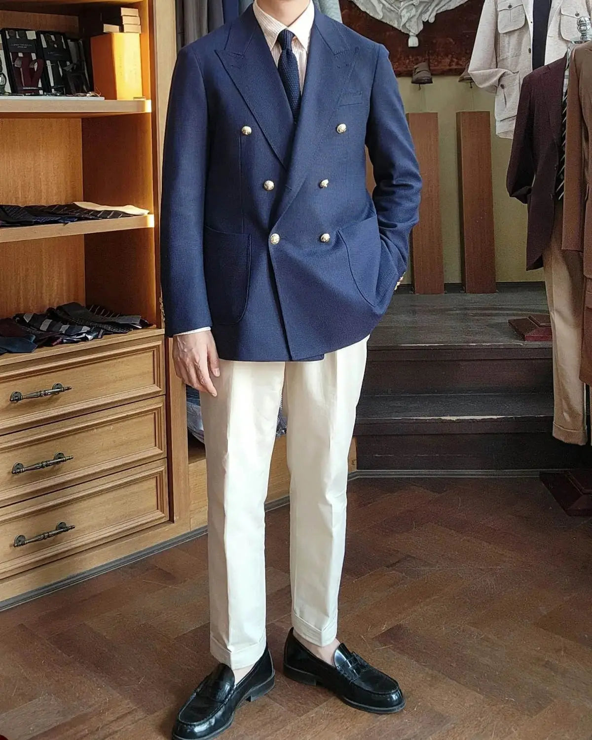 Veste de smoking bleu marine à double boutonnage avec boutons ton or et type de fermeture à double boutonnage, conçue pour la tenue du marié.