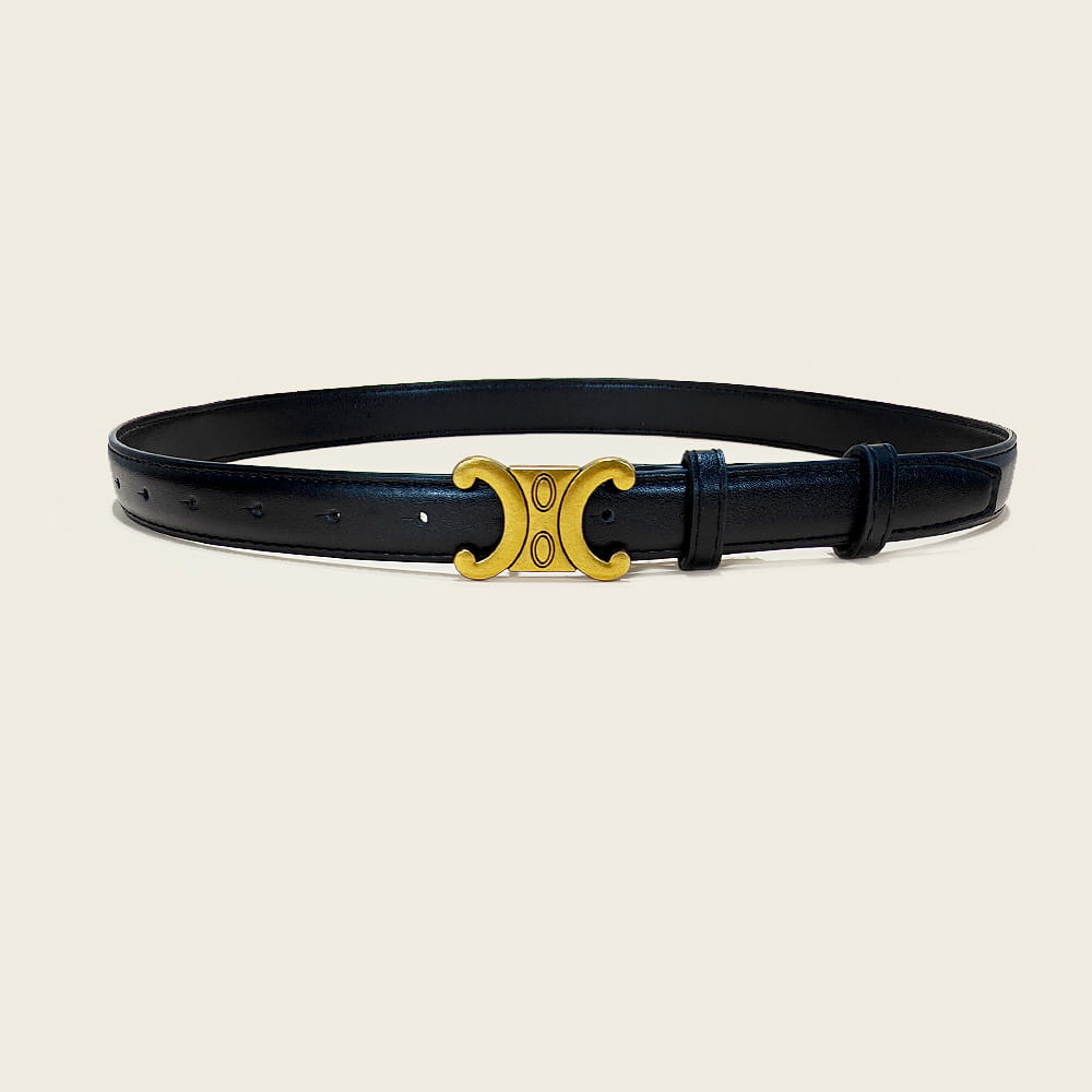 Ceinture de robe de créateur en cuir noir avec une boucle en C à patine dorée.