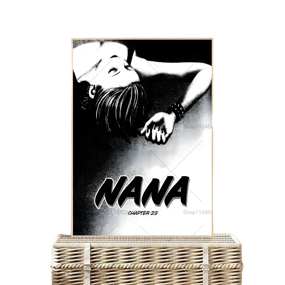 Un autocollant-sticker d’affiche de Nana classique animé en noir et blanc provenant du chapitre 23, encadré dans un cadre blanc, affiché au-dessus d’un panier en osier tressé.