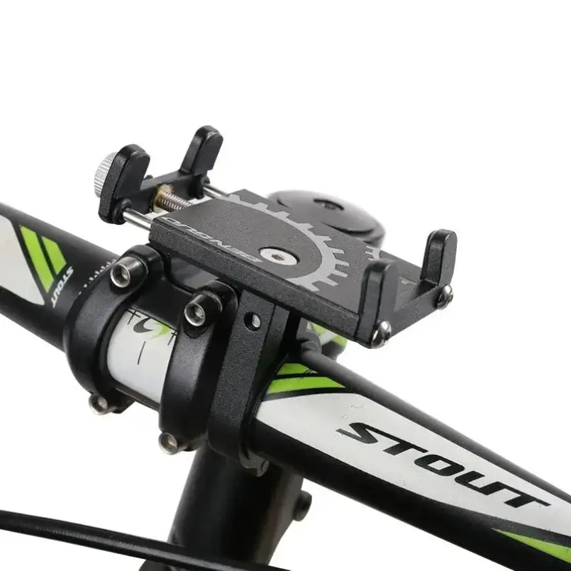 Soporte para teléfono para bicicleta de metal negro con diseño con forma de engranaje y abrazaderas ajustables para asegurar un smartphone en el manillar.