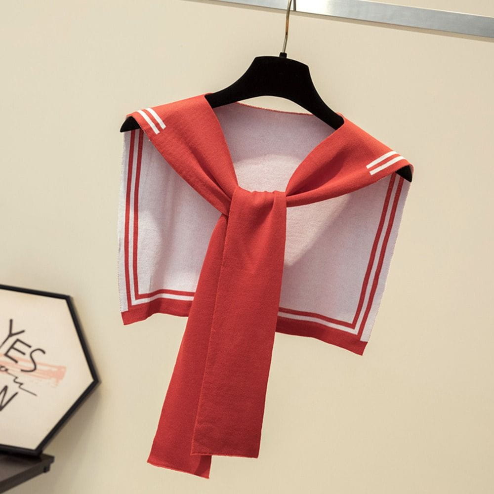 Ein rot-weißes gestricktes Matrosen-Style Cropped-Top mit einer auffälligen Schleife vorne, ausgeführt als Strickschal mit Fake-Kragen im Matrosenstil.