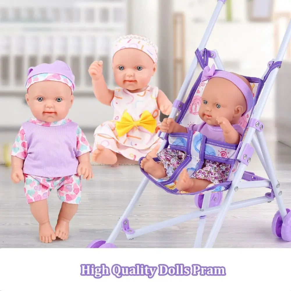 Lila- und weißer Puppenkinderwagen mit Cartoon-Druck und Sitzkissen mit floralen Mustern, der als Spiel-Puppenwagen gestaltet ist.