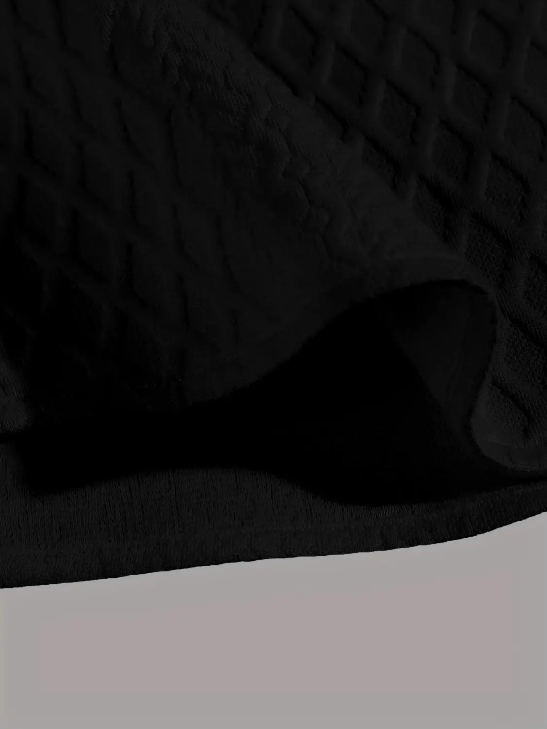 tissu noir texturé avec un motif diamant matelassé illustré sur la face arrière d’un haut gris en maille diamant à manches courtes