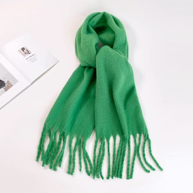 Una bufanda de cachemir verde vibrante y suave con delicada decoración de flecos, diseñada como bufanda de cachemir de invierno rosa para mujer.