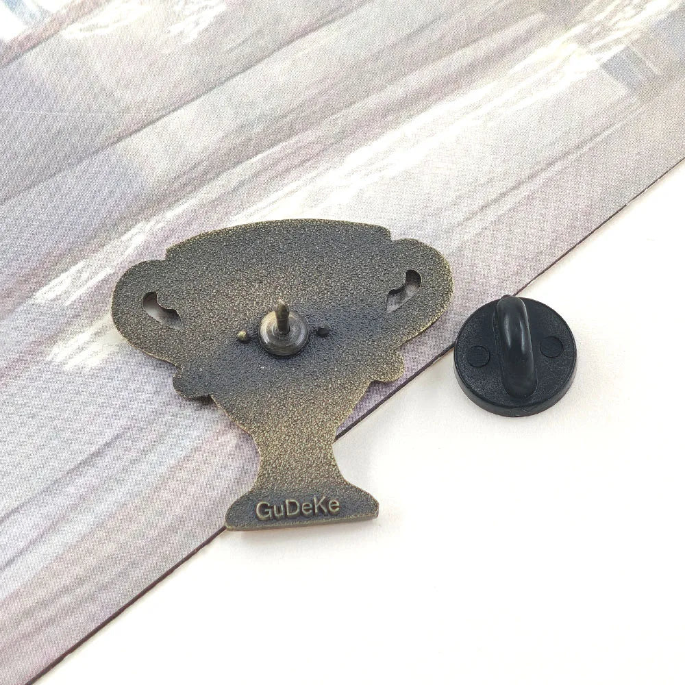Fathers Day Enamel Pins Number 1 Dad Trophy Brooches Golden Cup Metal Badge Clothes Backpack Lapel Pin Family Gift for Father