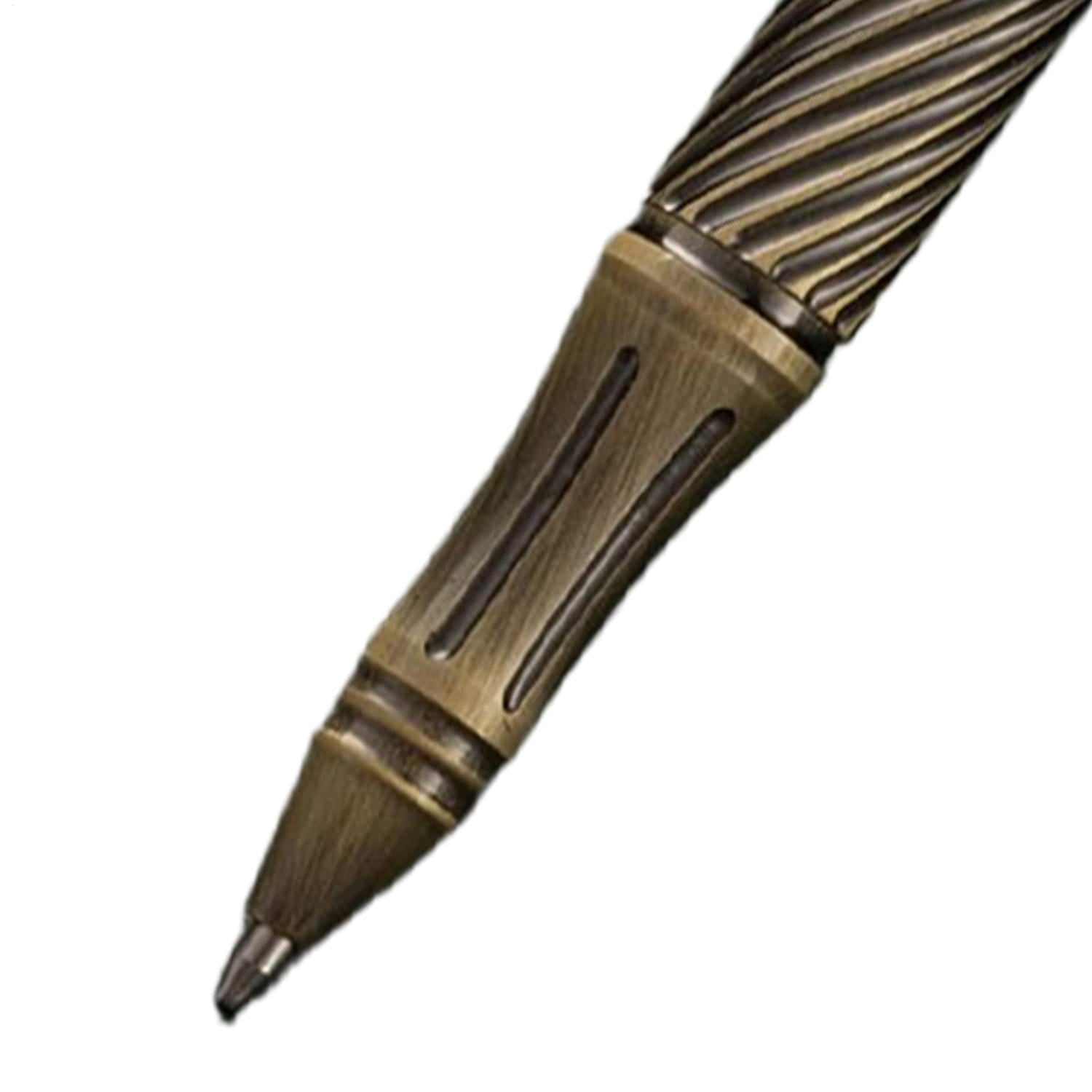 Un stylo de voyage rétro en laiton antique pour hommes, avec un fût métallique torsadé et des rainures gravées.