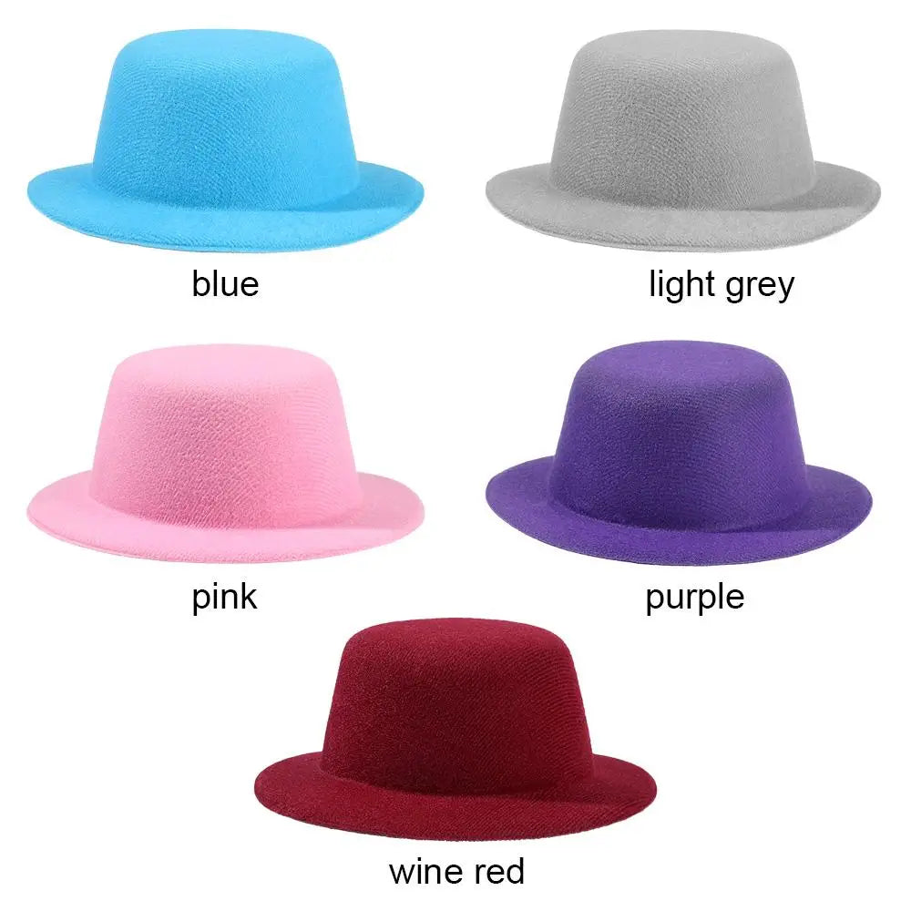 Un chapeau fedora en feutre bleu doux, conçu comme accessoire de mode pour chapeau de poupée en peluche pour des poupées de 60 cm.