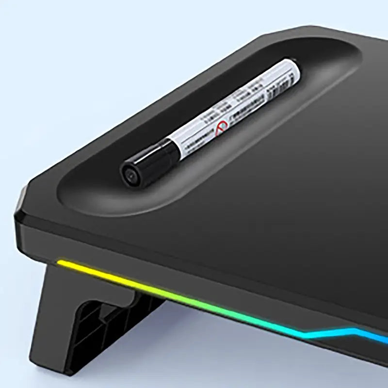 soporte para monitor de computadora de plástico negro con carga inalámbrica y tira de luz RGB colorida que resalta el voltaje del puerto de entrada en el borde