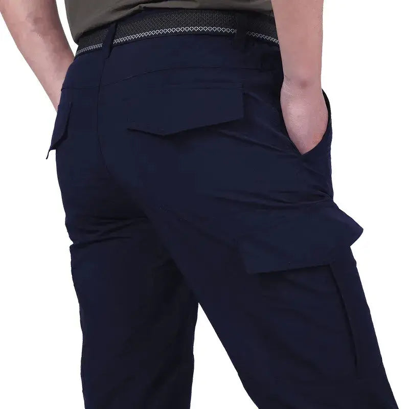 pantalons cargo tactiques légers pour homme en bleu marine foncé, avec une ceinture texturée présentant un motif géométrique discret