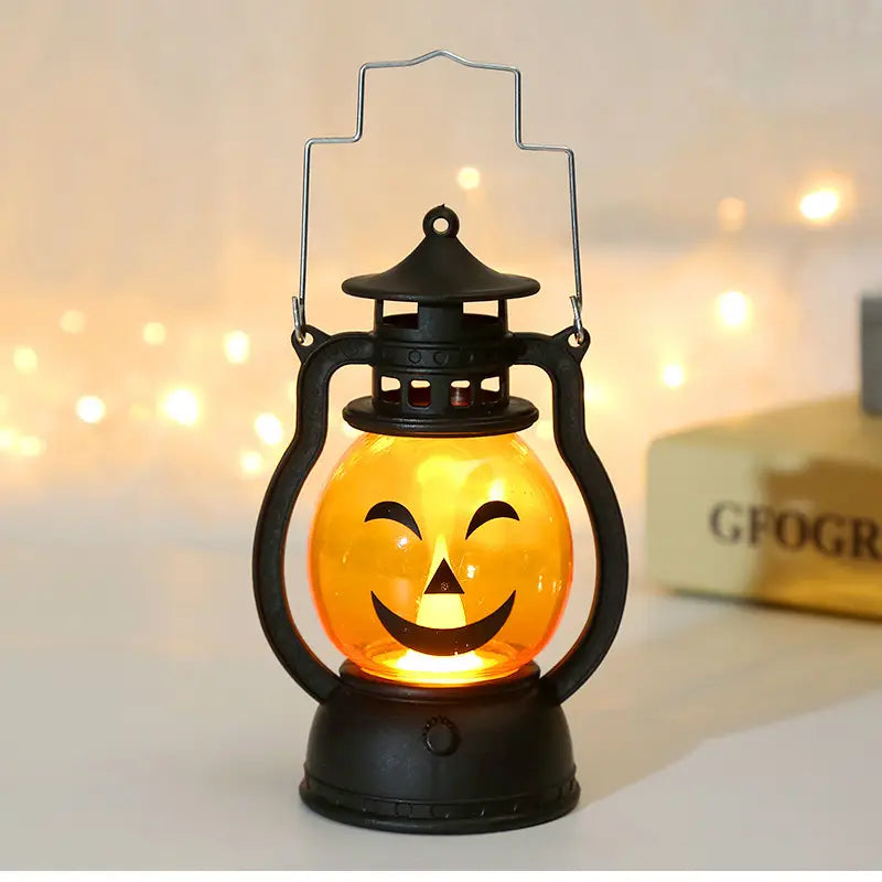 4点セットのハロウィン用装飾として設計された、発光するオレンジ色のかぼちゃ顔LEDライトのブラックランタン。