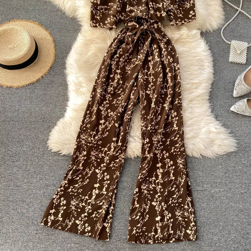 Pantalón de pierna ancha con estampado floral marrón con cintura atada, combinado con un enterizo floral con escote tipo bardot de pierna ancha para un conjunto de verano con estilo