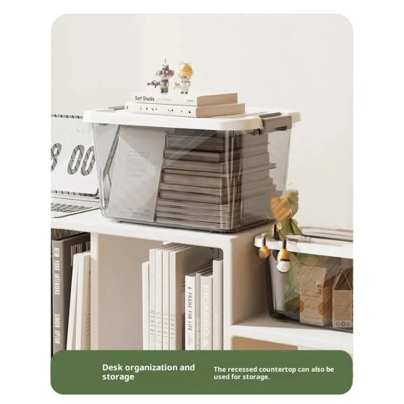 Boîte de rangement en plastique transparent avec couvercle et loquets, d’une grande taille environ, avec une matière plastique transparente, un couvercle blanc et un plan de travail encastré intégré.