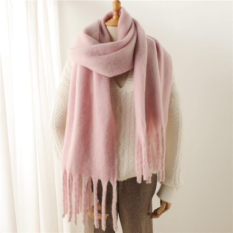 Ein warmer, staubzarter Pastellrosa-Cashmere-Schal aus weichem, zartem Materialgefühl für den Winter mit filigranen Fransen-Details.