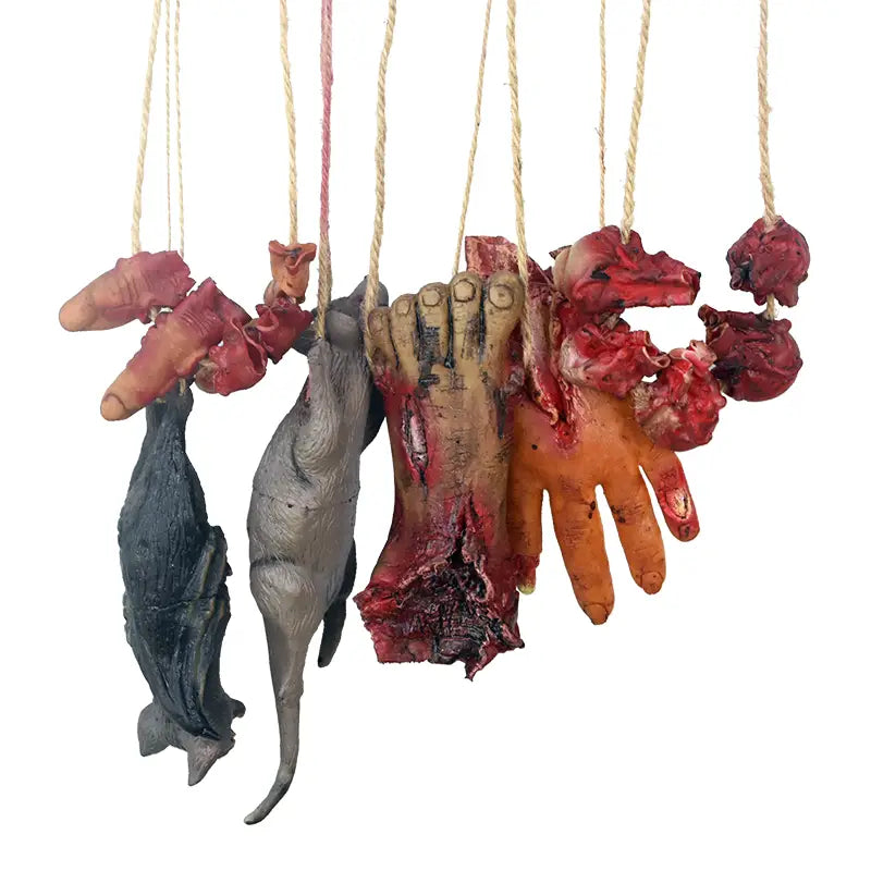 Un ensemble sinistre de fausses parties du corps suspendues d’Halloween sanglantes, comprenant des mains et des rats moulés en plastique, avec des textures sanglantes réalistes pour une décoration effrayante