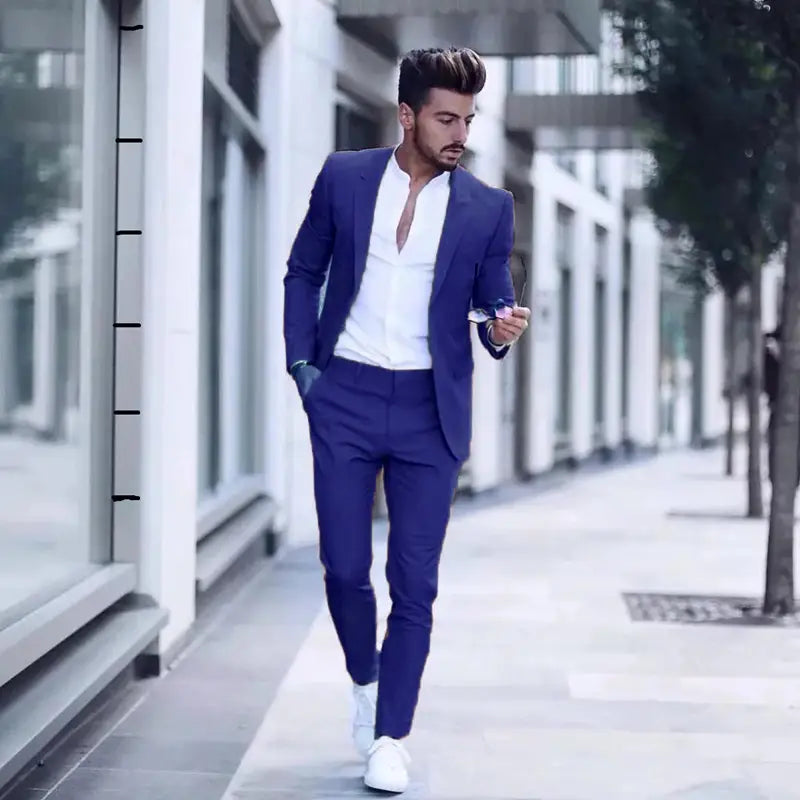 Ein markanter dunkelblauer Herrenanzug im Slim Fit mit Revers mit Schalkragen für Hochzeitstuxedos mit einer eleganten Verschlussart, kombiniert mit einem frischen weißen Hemd und passenden Hosen, geeignet für verschiedene Körpergrößen.